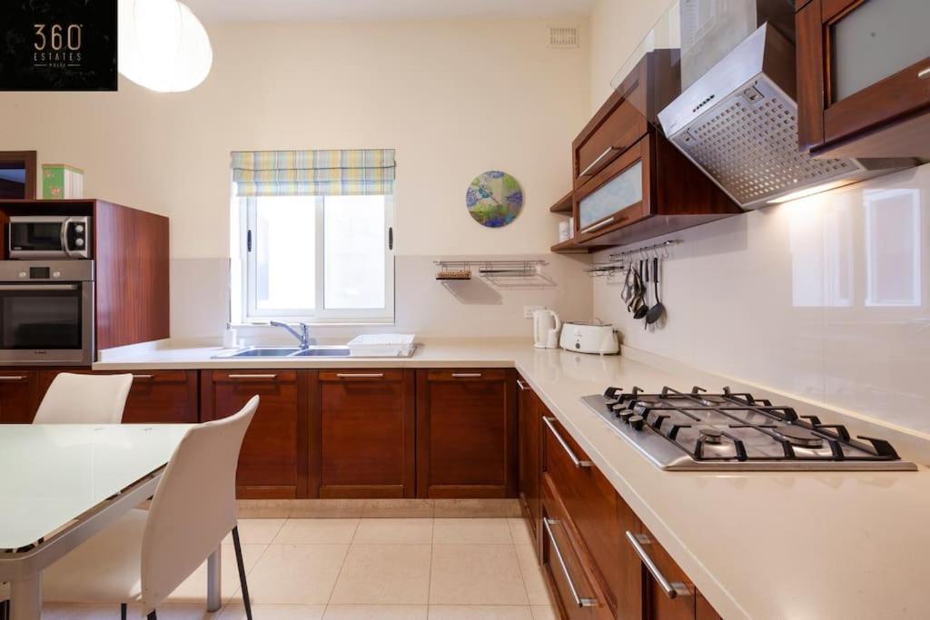 Beautiful, Typical Maltese 4Br Home With Roof Top By 360 Estates Сліма Екстер'єр фото